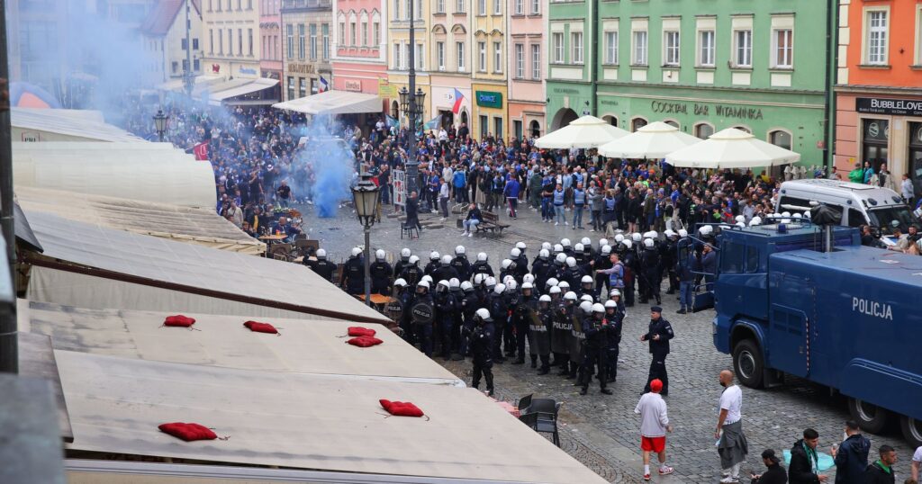 Finale de la Ligue Conférence – Rixe entre supporters de Chelsea et du Betis Séville : 28 personnes interpellées