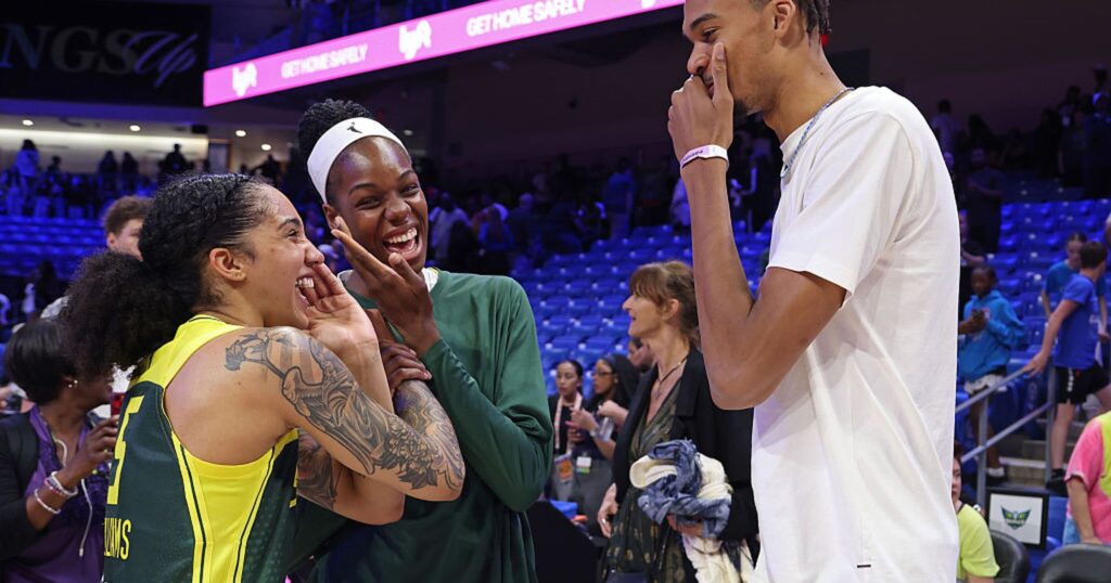 WNBA I Gabby Williams porte le Seattle Storm contre les Dallas Wings de Paige Bueckers sous les yeux de Victor Wembanyama