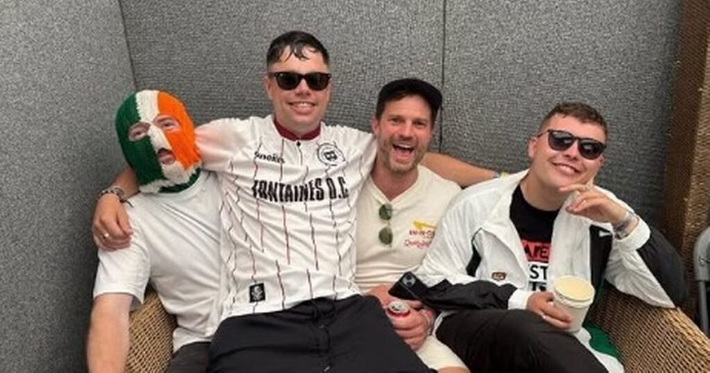 Kneecap todos os sorrisos enquanto eles festejam com Jamie Dornan após o conjunto de Glastonbury