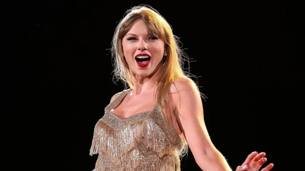 Taylor Swift ganha o melhor título de namorada com surpresa Shake It Off Performance no concerto TEU de Travis Kelce, assista