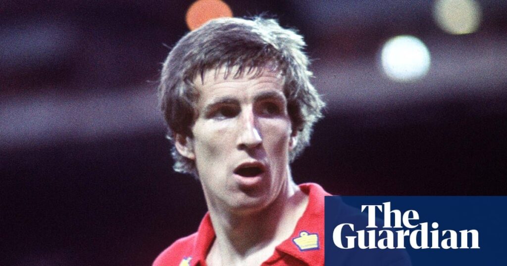 Joey Jones, ex -zagueiro Liverpool, Wrexham e Wales, morre com 70 anos | Futebol
