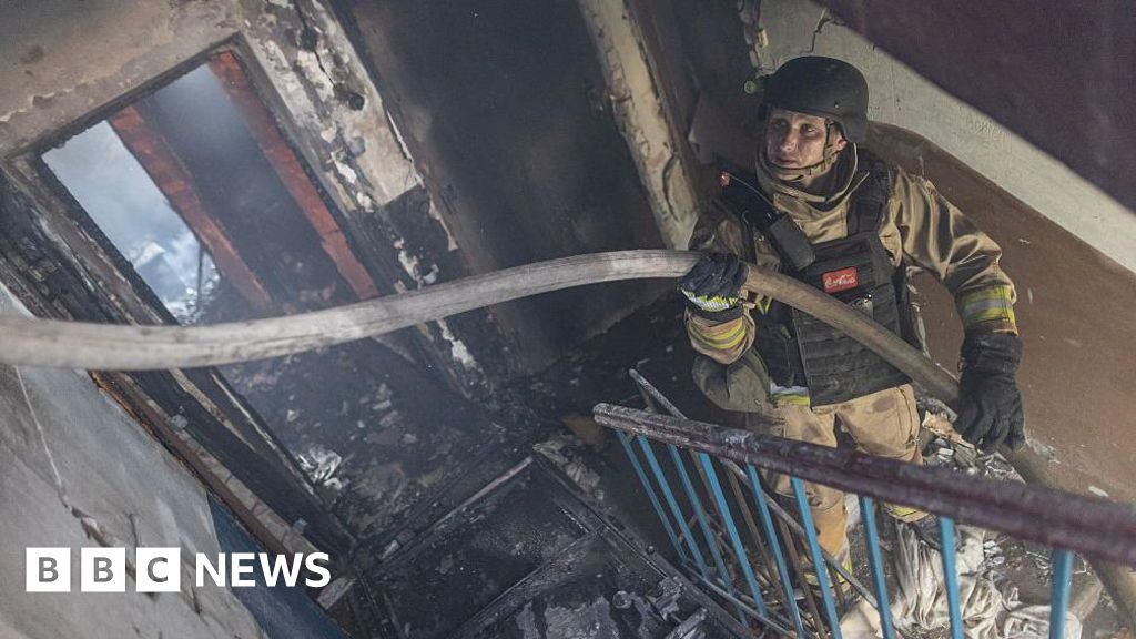 Edifícios queimam após ataques aéreos russos renovados