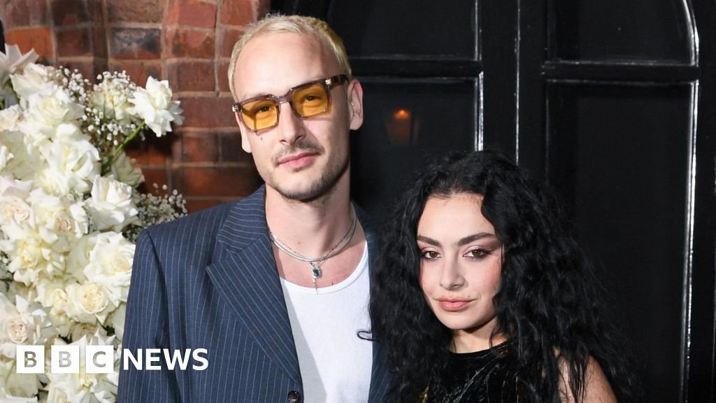 Charli Xcx se casou com o baterista do George Daniel de 1975