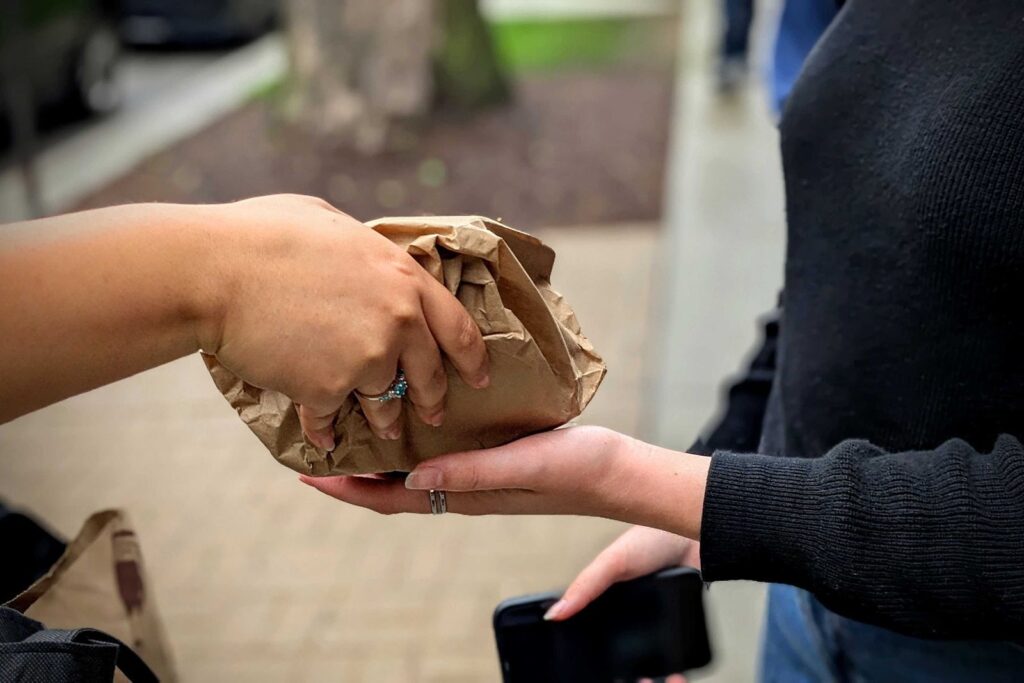 Grupo de estudantes proibido por DePaul continua a executar o serviço de entrega de controle de natalidade