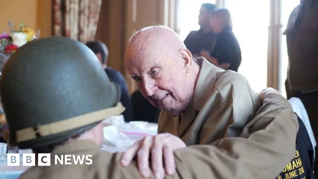 Veterana da Segunda Guerra Mundial e estrela de Tiktok ‘Papa’ Jake Larson morre com 102 anos